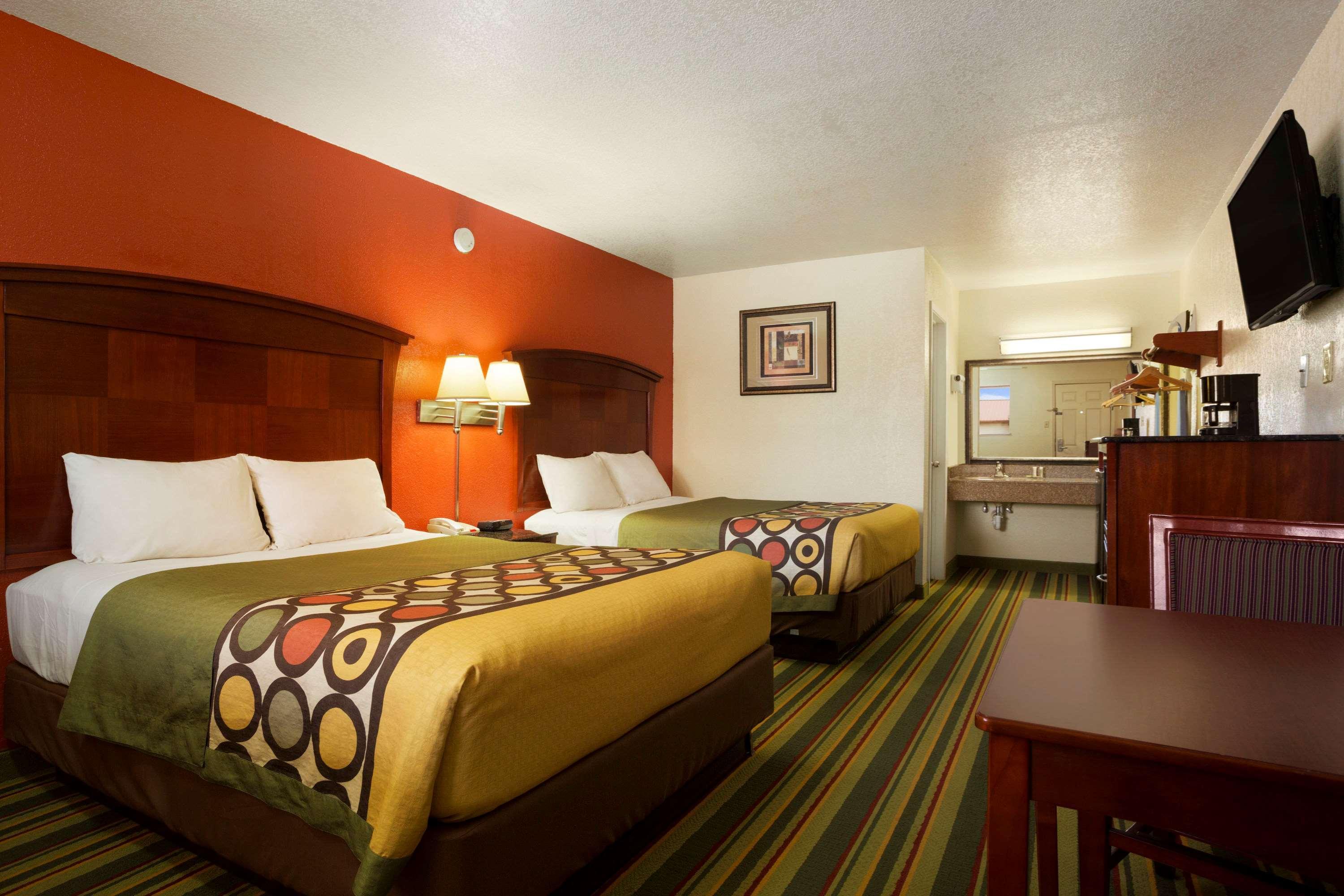 Super 8 By Wyndham Pleasanton Motel Exterior foto