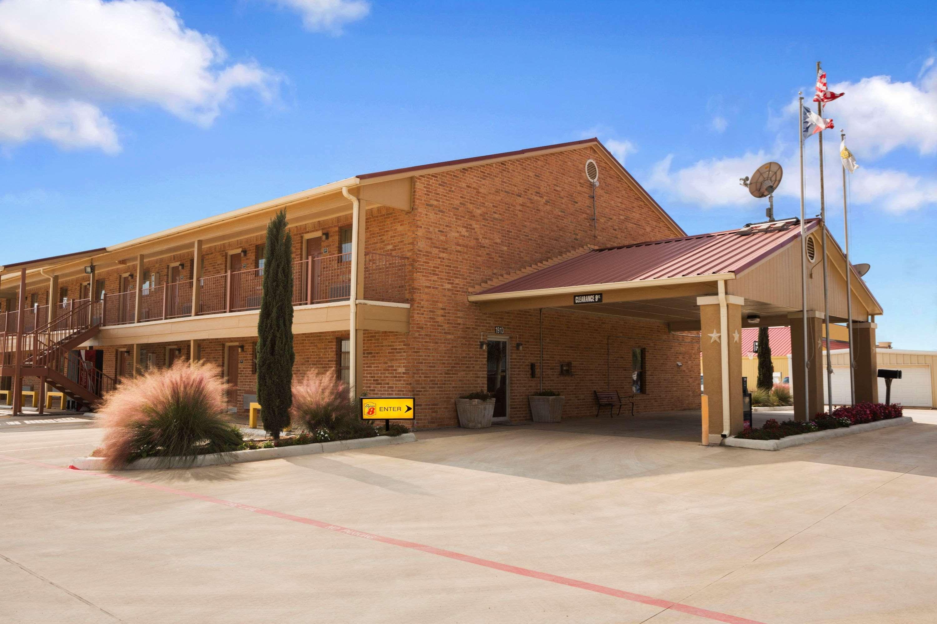 Super 8 By Wyndham Pleasanton Motel Exterior foto