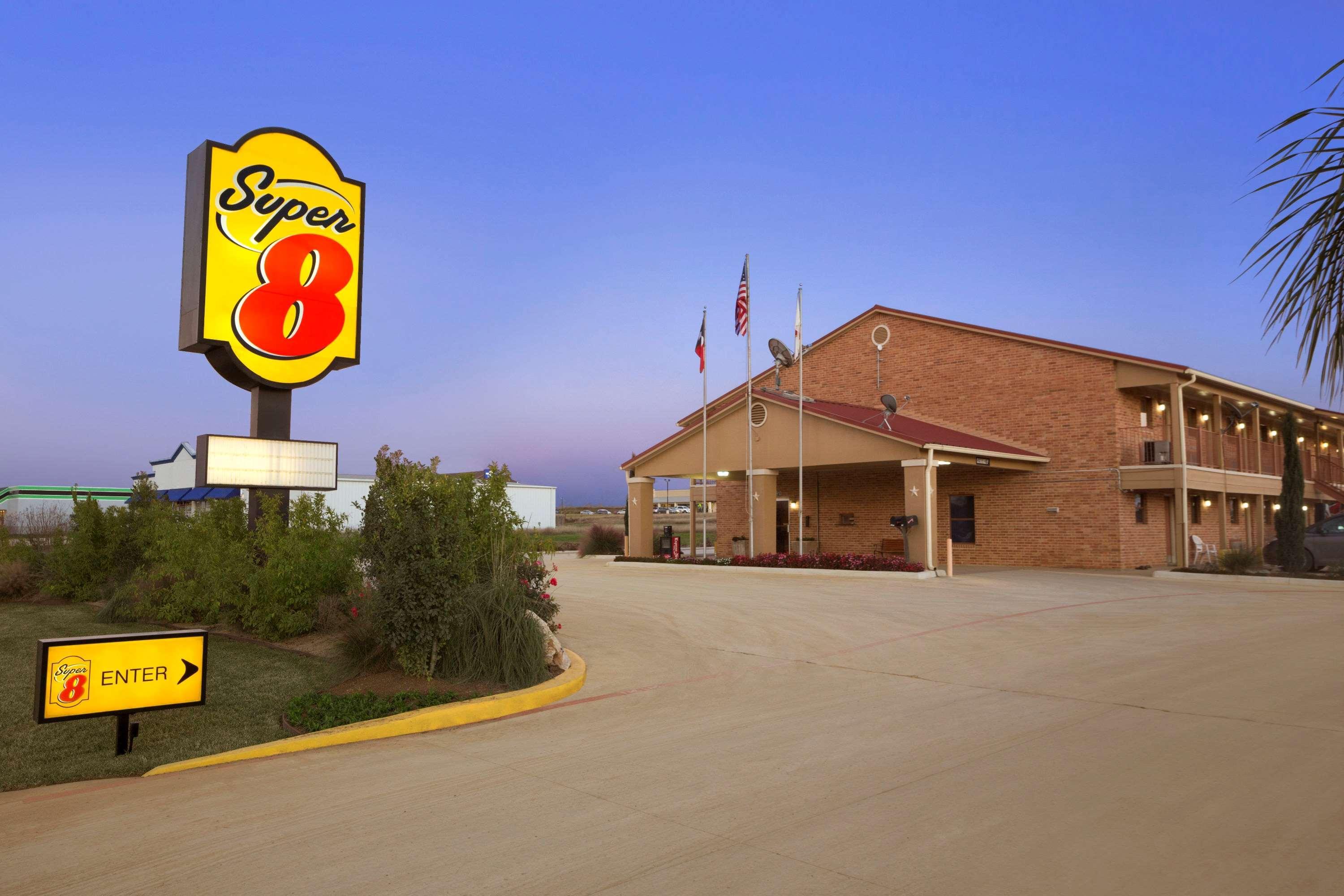 Super 8 By Wyndham Pleasanton Motel Exterior foto