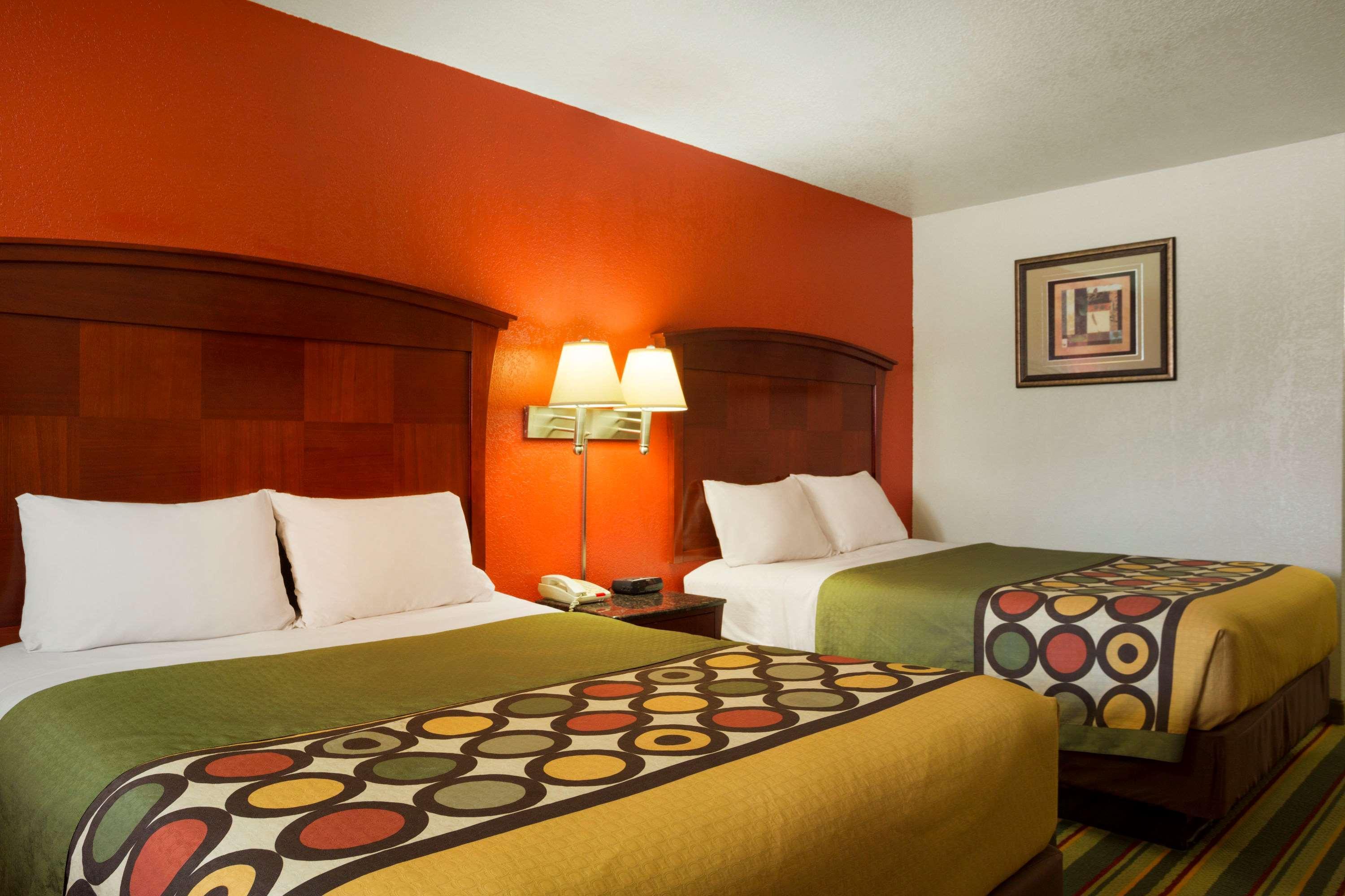 Super 8 By Wyndham Pleasanton Motel Exterior foto