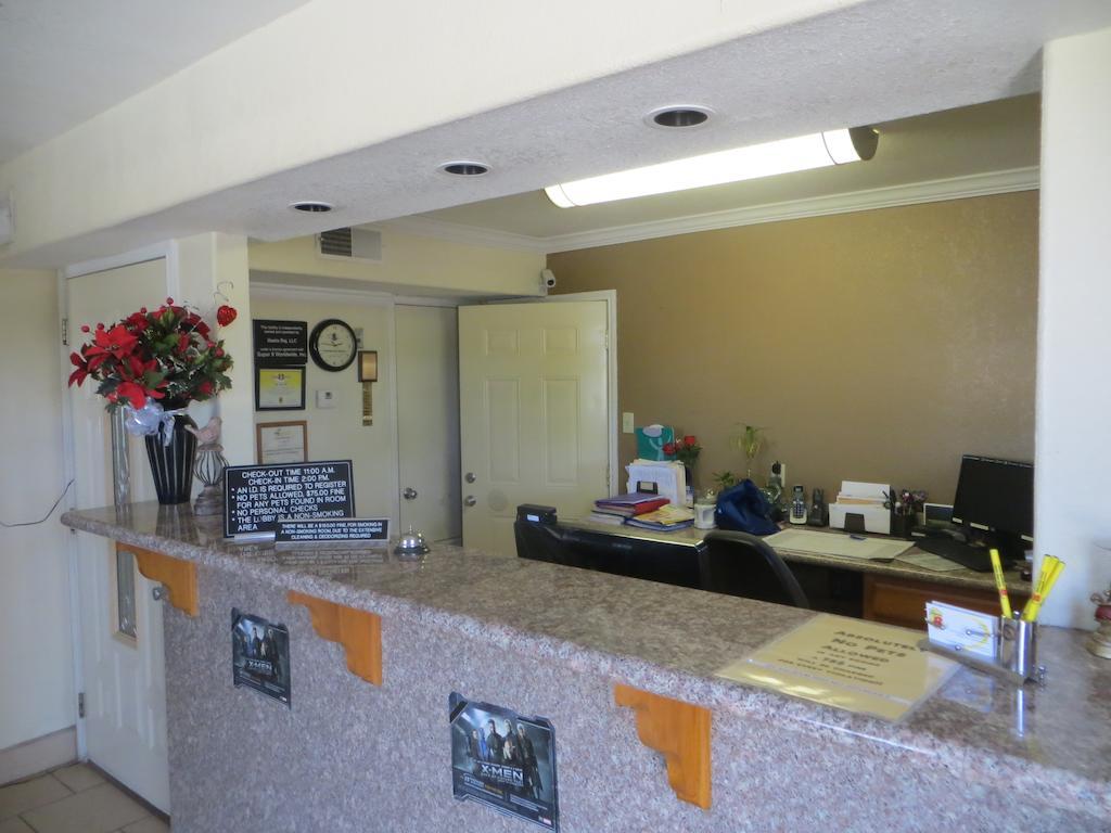 Super 8 By Wyndham Pleasanton Motel Exterior foto