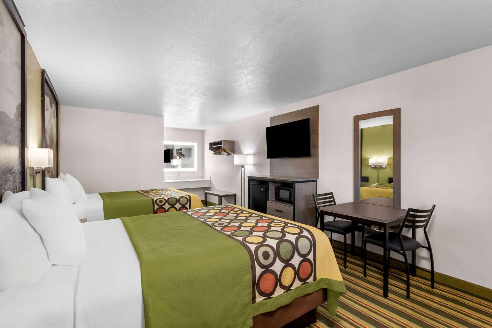 Super 8 By Wyndham Pleasanton Motel Exterior foto