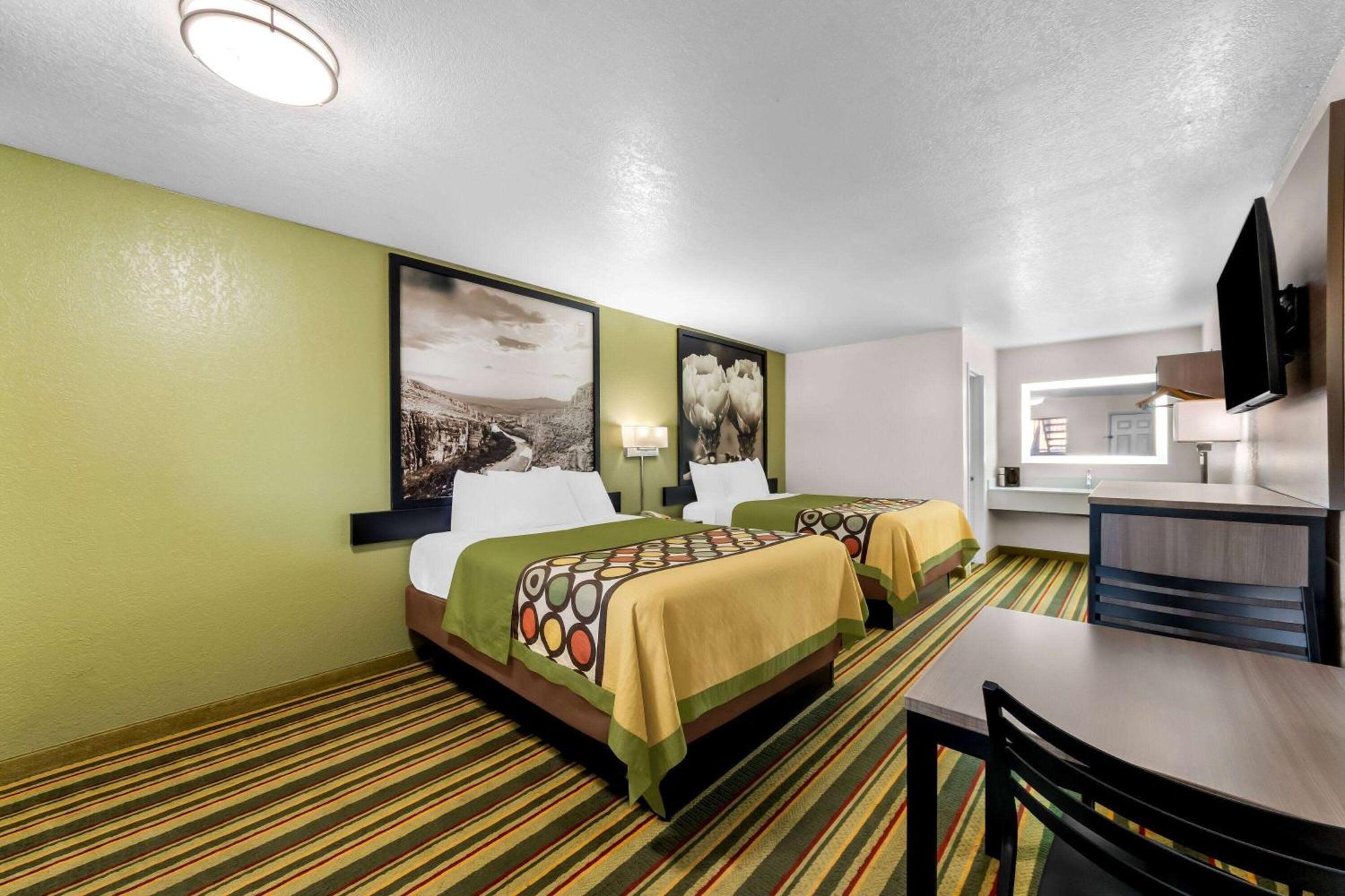 Super 8 By Wyndham Pleasanton Motel Exterior foto
