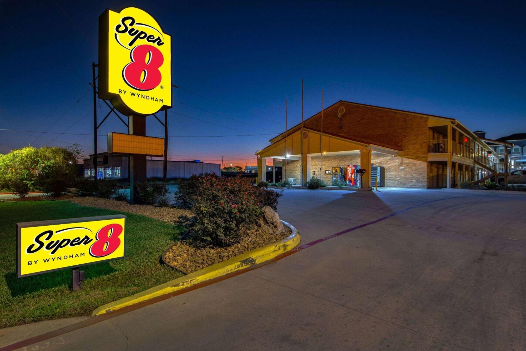 Super 8 By Wyndham Pleasanton Motel Exterior foto