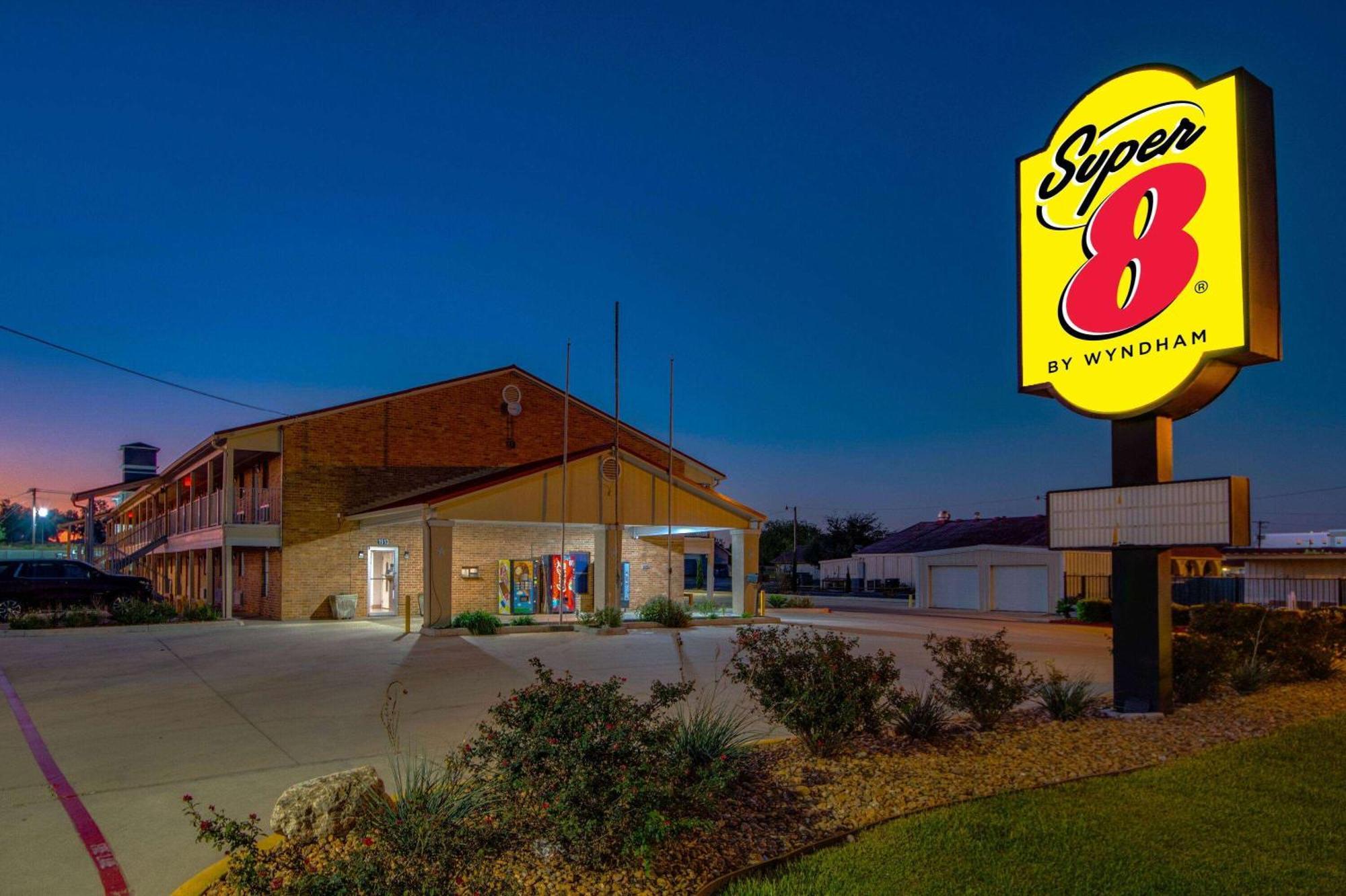 Super 8 By Wyndham Pleasanton Motel Exterior foto