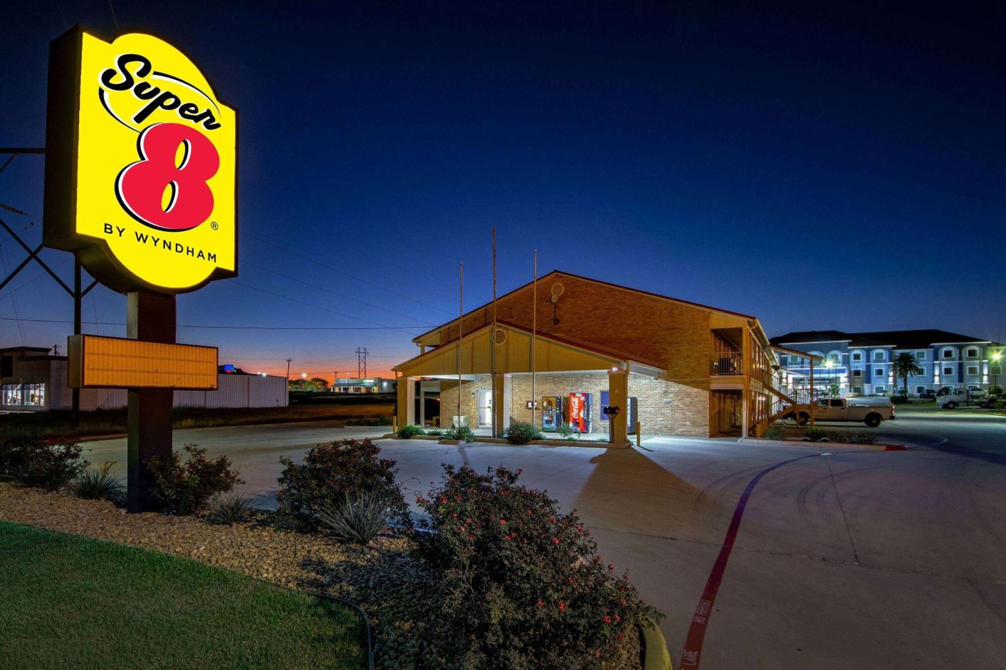 Super 8 By Wyndham Pleasanton Motel Exterior foto