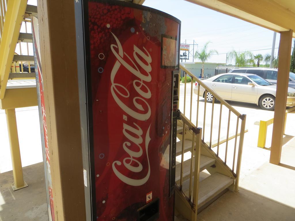 Super 8 By Wyndham Pleasanton Motel Exterior foto